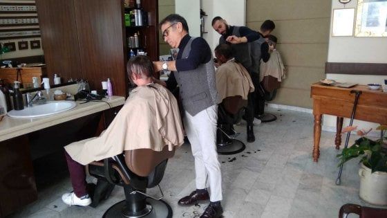 Parrucchiere fa barba e capelli ai senzatetto della stazione: "Nel giorno di chiusura si è dedicato a loro"