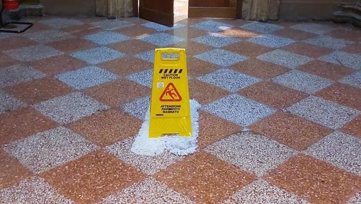 Archiginnasio, piove nella biblioteca. La Cgil: “A rischio la conservazione del patrimonio”
