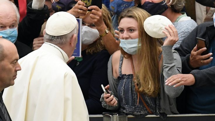 Sorelle tutte: il Papa e la richiesta di più donne (e laiche) nei ruoli di responsabilità della Chiesa