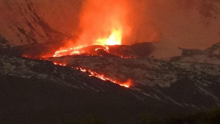 Etna, la colata lavica arriva a 1.400 metri. Il fronte più avanzato è a 5 chilometri dalle case