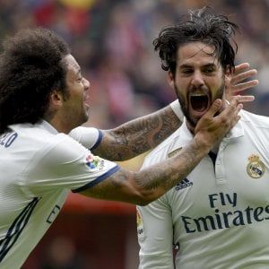 Liga, Isco all'ultimo respiro: il Real Madrid passa a Gijon. Il Barça replica, ora il Clasico