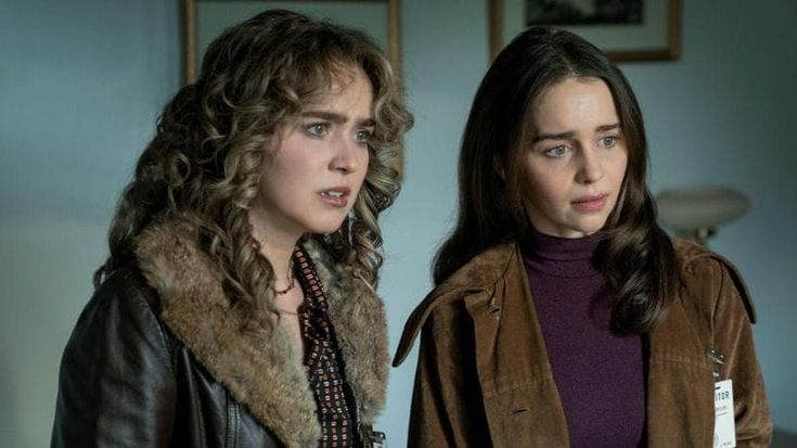 Emilia Clarke insospettabile spia in Ponies: “Nella vita però non so mentire”