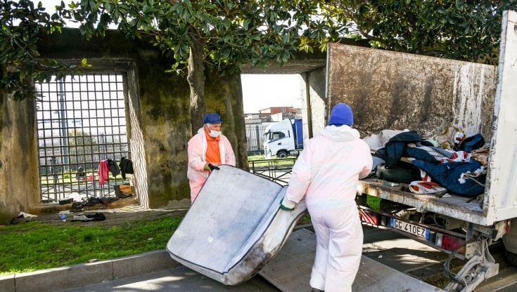 Torri Aragonesi, via siringhe e materassi: bobcat nei fossati per rimuovere i rifiuti