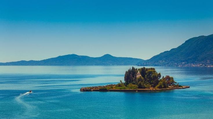Madonna, Bieber & co. Hollywood posta l’estate tra Egeo e Ionio: mai tanti turisti in Grecia da Usa