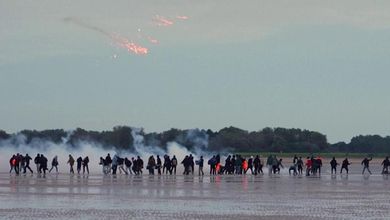 Francia, la polizia spara gas lacrimogeni contro i migranti in arrivo sulla spiaggia di Gravelines