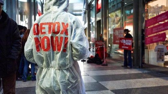 Greenpeace: "Serve moda slow perché il riciclo dei vestiti al 100% è una chimera"