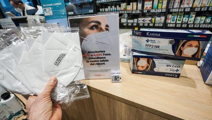 Mascherine Ffp2 a 75 cent, l’indagine di Konsumer: "Ancora troppa incertezza. Prezzi fino a 2 euro l’una"