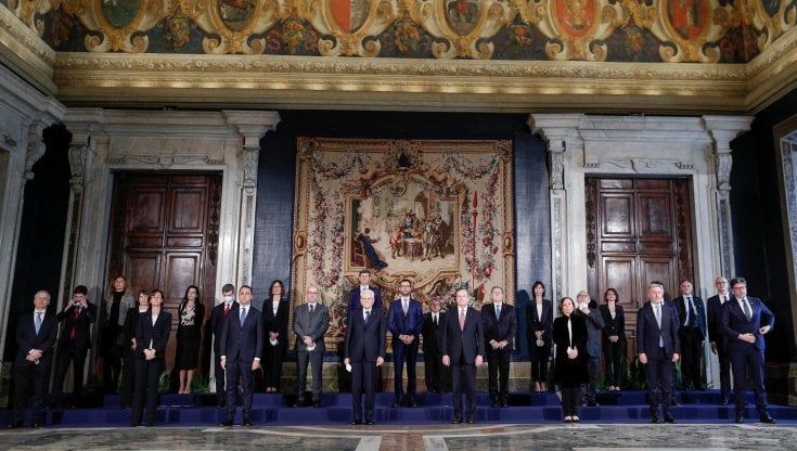 Governo, Draghi al Cdm: "Uniti per mettere in sicurezza il Paese". Con i suoi 23 ministri ha giurato al Quirinale Merkel: "Italia e Germania per Europa forte". I vescovi: "Pronti a collaborare"