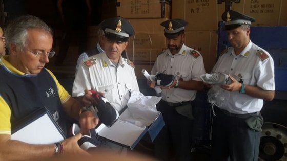 Brindisi, migliaia di scarpe col marchio contraffatto: scatta il sequestro nel porto