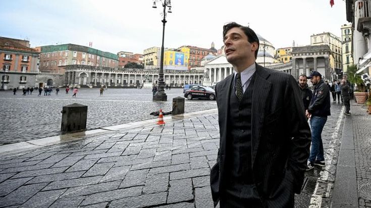 Lino Guanciale al Gambrinus: si gira il commissario Ricciardi 3 in una Napoli anni ‘30