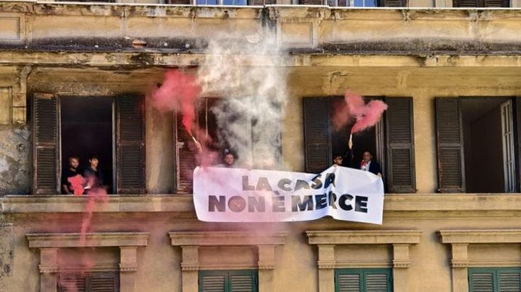 “La casa non è una merce”. Protesta all’Esquilino con occupazione per messa all’asta di 30 immobili