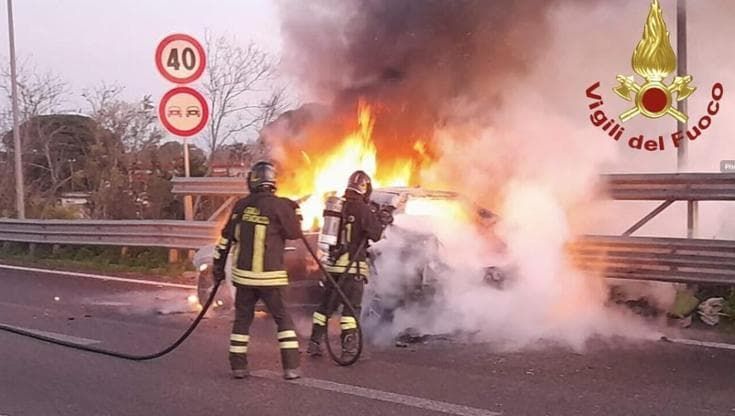 Paura lungo la tangenziale di Lecce: Maserati in fiamme, automobilista riesce a mettersi in salvo