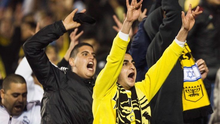 Israele, invasione durante la partita del Beitar, il presidente Herzog portato via dalla sicurezza