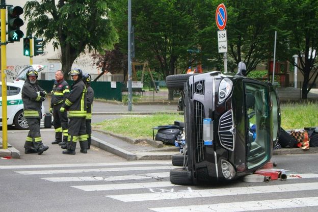 Milano, scontro all'incrocio: auto si ribalta, due persone in ospedale