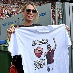 Calcio, da Ilary a Wanda: le mogli del pallone alla difesa dei mariti
