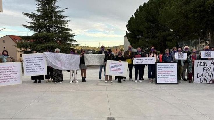 A Enna fedeli con i drappi viola sulla bocca, la protesta contro il vescovo che coprì il prete condannato per pedofilia