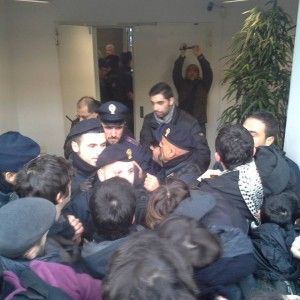 Il ministro Madia a Bologna, scontri manifestanti-polizia: convegno sospeso