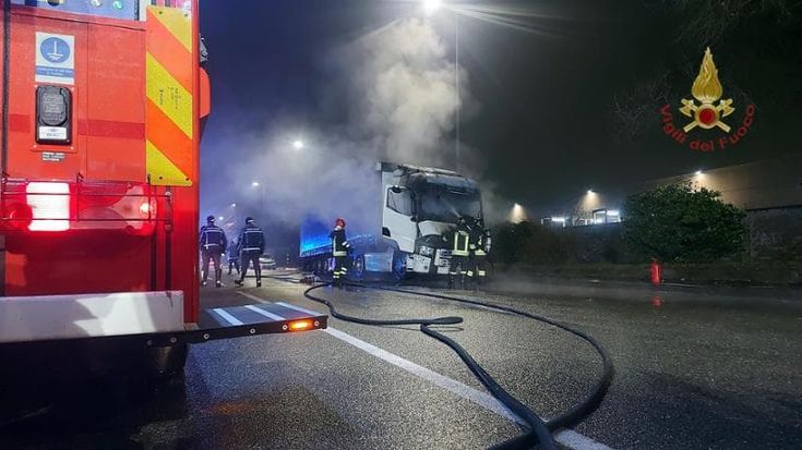 Si incendia il camion parcheggiato, muore l'autista che riposava nella cabina