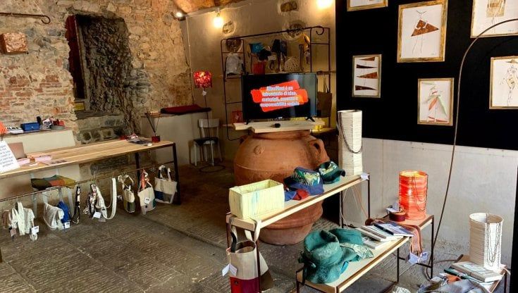 Altremani Lab, il laboratorio sociale e sostenibile dove i materiali di scarto diventano oggetti di moda, design e arredo per la casa