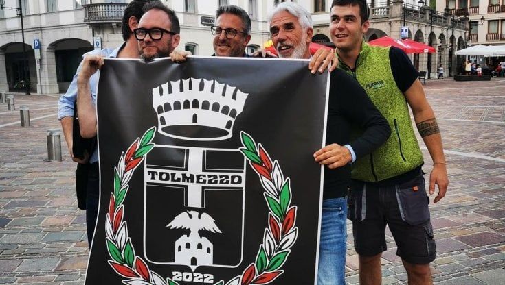 Tolmezzo, saluti fascisti ai festeggiamenti per la vittoria del sindaco. E' polemica: "Sfregio alla città"
