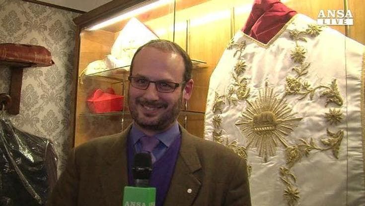 E' corsa contro il tempo per vestire il nuovo Papa