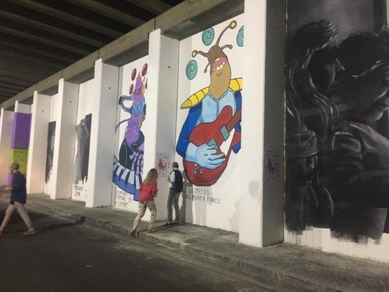 Colori e fantasia a Forio: i murales trasformano la galleria dimenticata