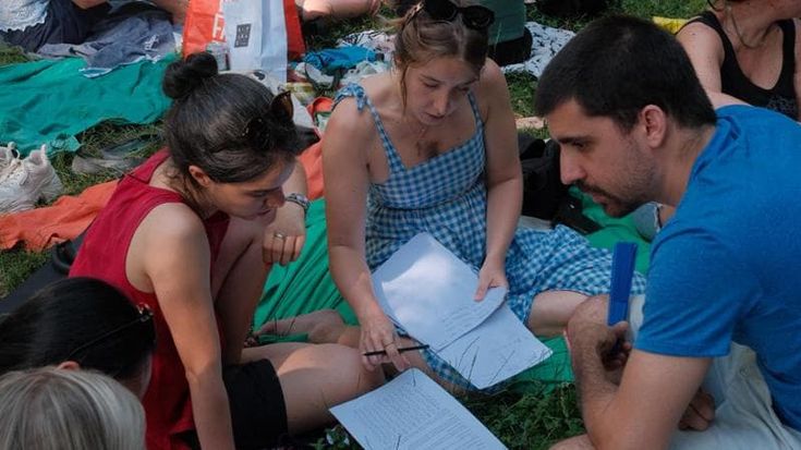 Yoga, giochi e parole: i ritrovi urbani di Better Together contro la solitudine