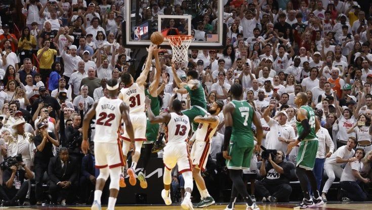 Nba, finale Est: Boston dall'incubo al sogno in tre secondi, White segna sulla sirena e gela Miami. Deciderà gara 7