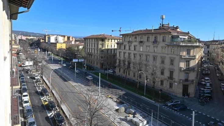 Mobilità sostenibile, per Legambiente promossa la tramvia ma bocciate le auto: sono 719 ogni 1.000 abitanti in Toscana