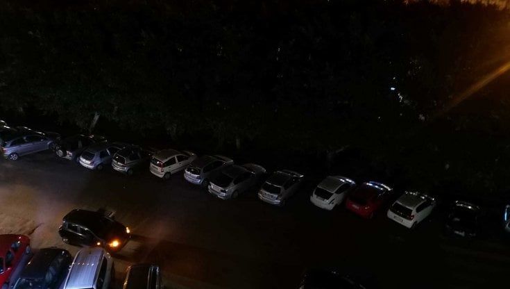 Via Croce Rossa al buio, protestano i residenti: "Pericoloso attraversare"