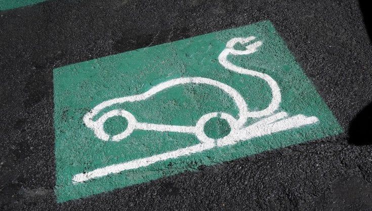 Auto a benzina e diesel: imprese e sindacati contro lo stop nel 2035