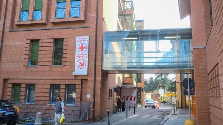 Minacciò medico col coltello dopo la morte del compagno: il pm chiede 7 anni, il dottore la perdona