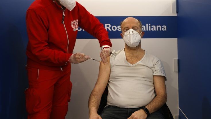 In Calabria è guerra dei vaccini. A Reggio anziani rimandati a casa. Le fiale in partenza da Vibo bloccate dai sindaci