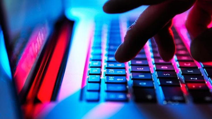 Cybersecurity, gli italiani si sentono minacciati: attacchi raddoppiati e mancano gli specialisti