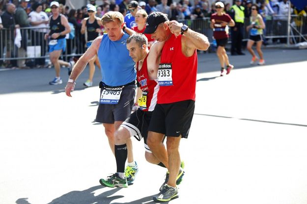 Boston, maratoneti si fermano e trasportano&nbsp;al traguardo compagno sfinito