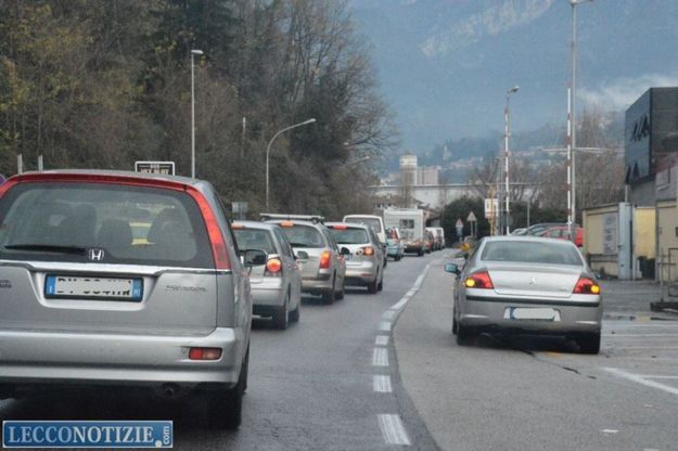Lecco, 5 km di coda sulla statale chiusa per protesta