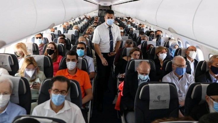 Mascherine in aereo, l'esperto: "L'Italia fa bene a mantenere l'obbligo"