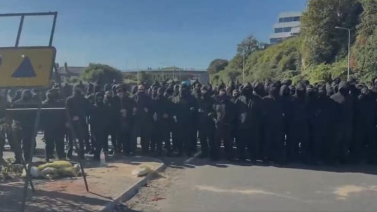 Regno Unito, centinaia di persone incappucciate bloccano il porto di Dover: “Basta migranti”