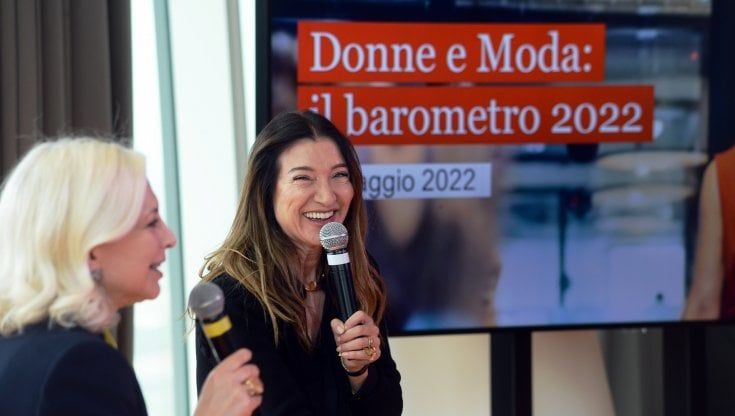 “Voglio donne solo over 40 perché possono lavorare h24”: bufera sulla stilista Elisabetta Franchi