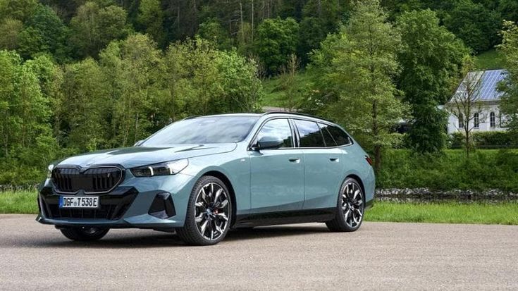 Bmw i5 Touring, l’elettrica che non t’aspetti: viaggiare in silenzio con 610 Cv e oltre 500 km di autonomia
