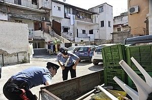 Scampia, lascia il figlio di 3 anni chiuso in auto <br />nei pressi di una piazza di spaccio: arrestato