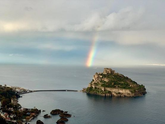 Il castello e l'arcobaleno, Ischia come in una fiaba