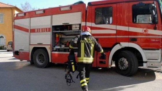 Ancora roghi nella Terra dei fuochi, in fiamme anche dei pali telefonici