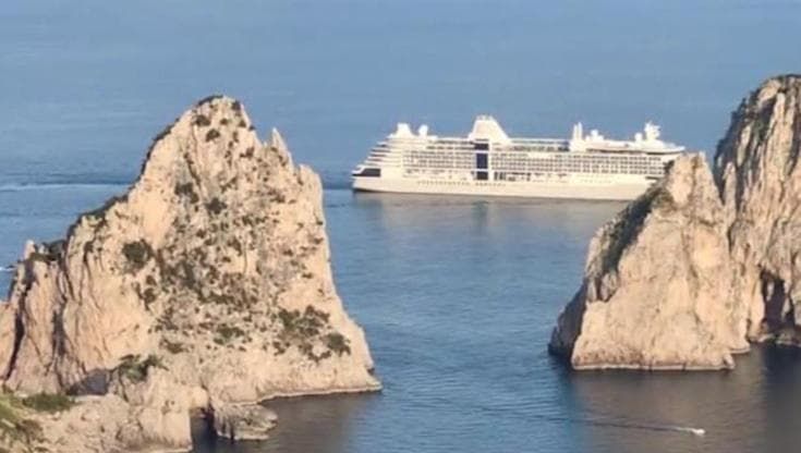 Capri, “inchino” della nave da crociera ai Faraglioni. Verifiche della Guardia Costiera