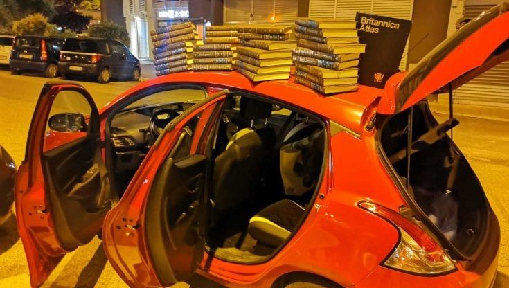 Bari, 30 volumi dell'enciclopedia Britannica in un cassonetto: studenti e volontari la recuperano. "Non buttate la cultura"