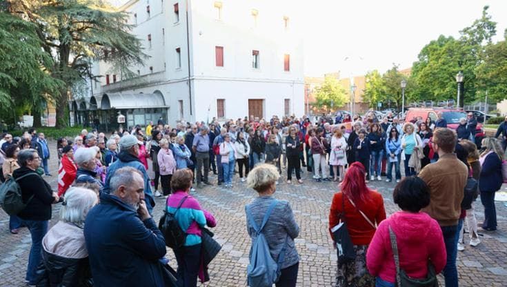 Fiaccole in piazza per Adriana Mazzanti: “Basta femminicidi e violenza”