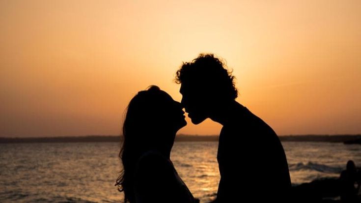 Venti milioni di anni fa il primo bacio della storia: lo dice uno studio dell’università di Oxford