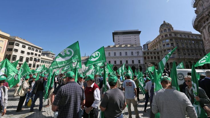 I trattori invadono piazza De Ferrari