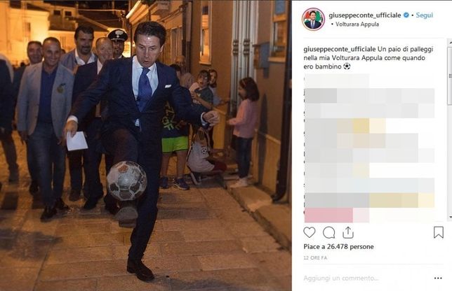 Il premier Conte palleggia tra i vicoli del suo paese: "Come da bambino"