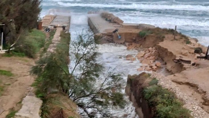 Maltempo, devastato il litorale di Sabaudia: crolla il canale di Caterattino, ristoranti rischiano di sprofondare